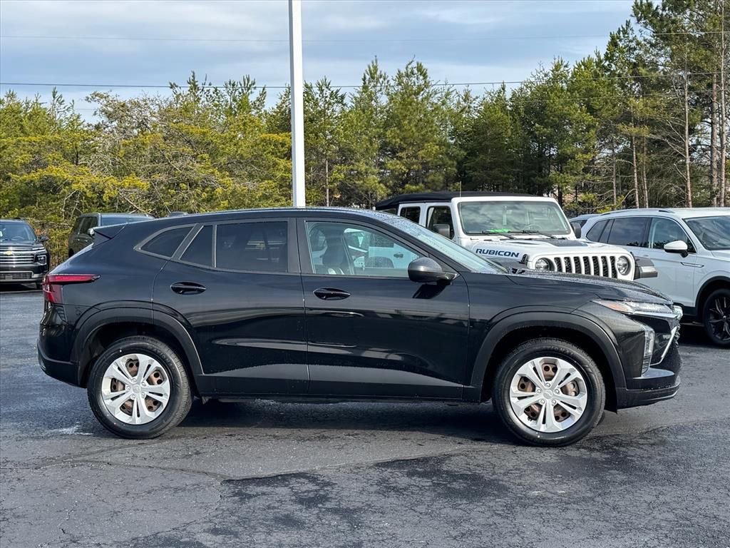 Used 2024 Chevrolet Trax LS FWD image 2