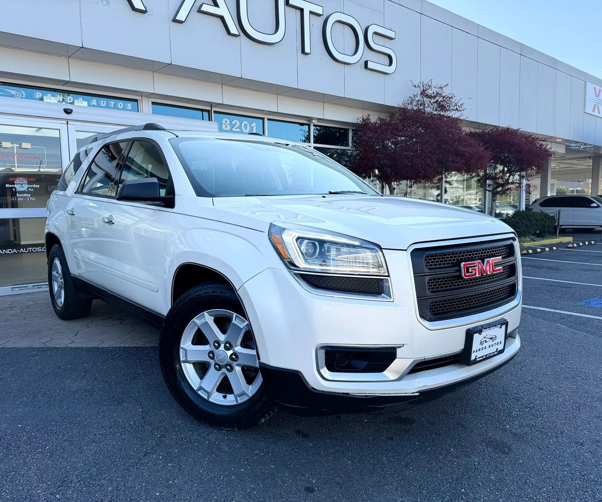 Used 2014 GMC Acadia SLE image 1