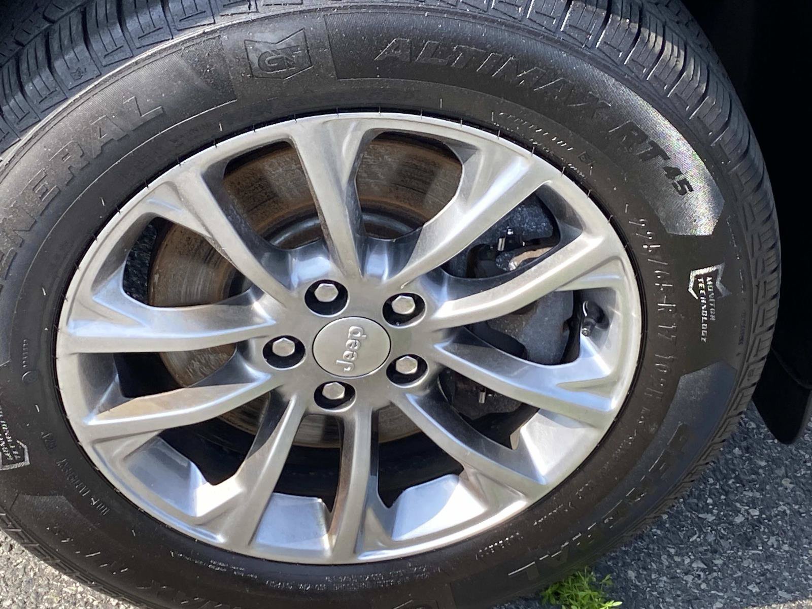 Used 2020 Jeep Cherokee Latitude Plus w/ Comfort/Convenience Group AWD/4WD image 25