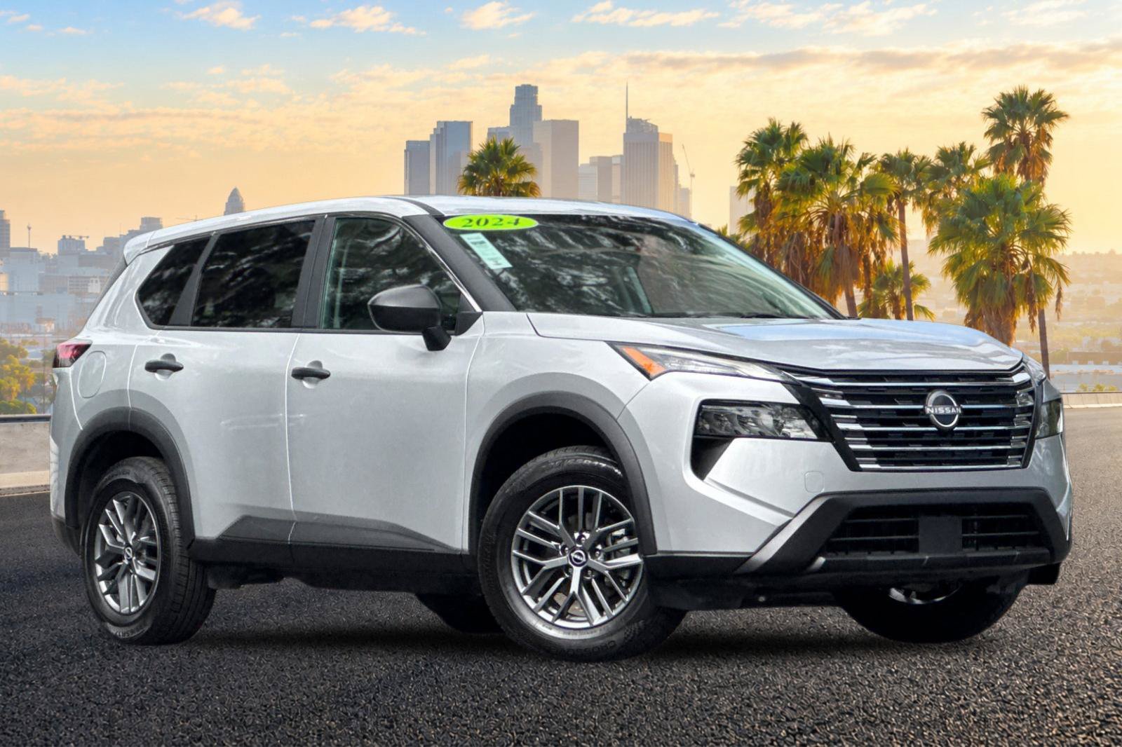 Used 2024 Nissan Rogue S FWD image 2