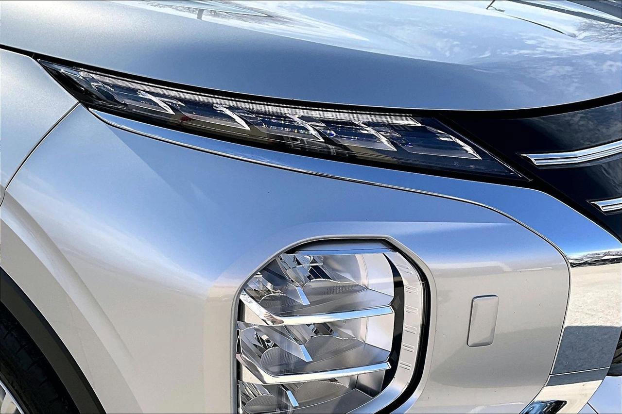 Used 2025 Mitsubishi Outlander ES image 30