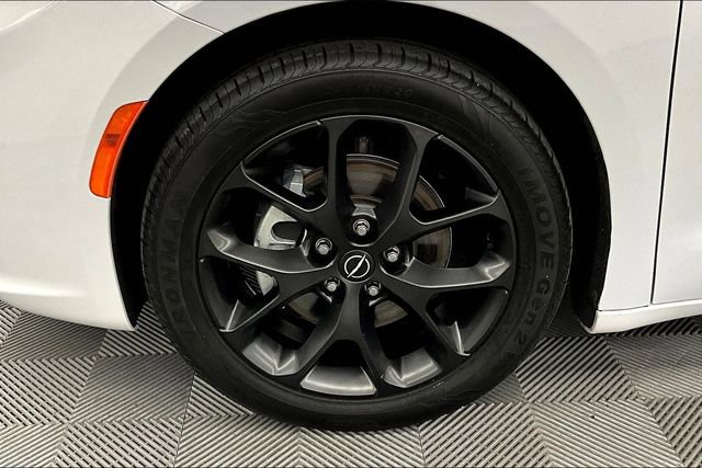 Used 2025 Chrysler Pacifica Limited image 10