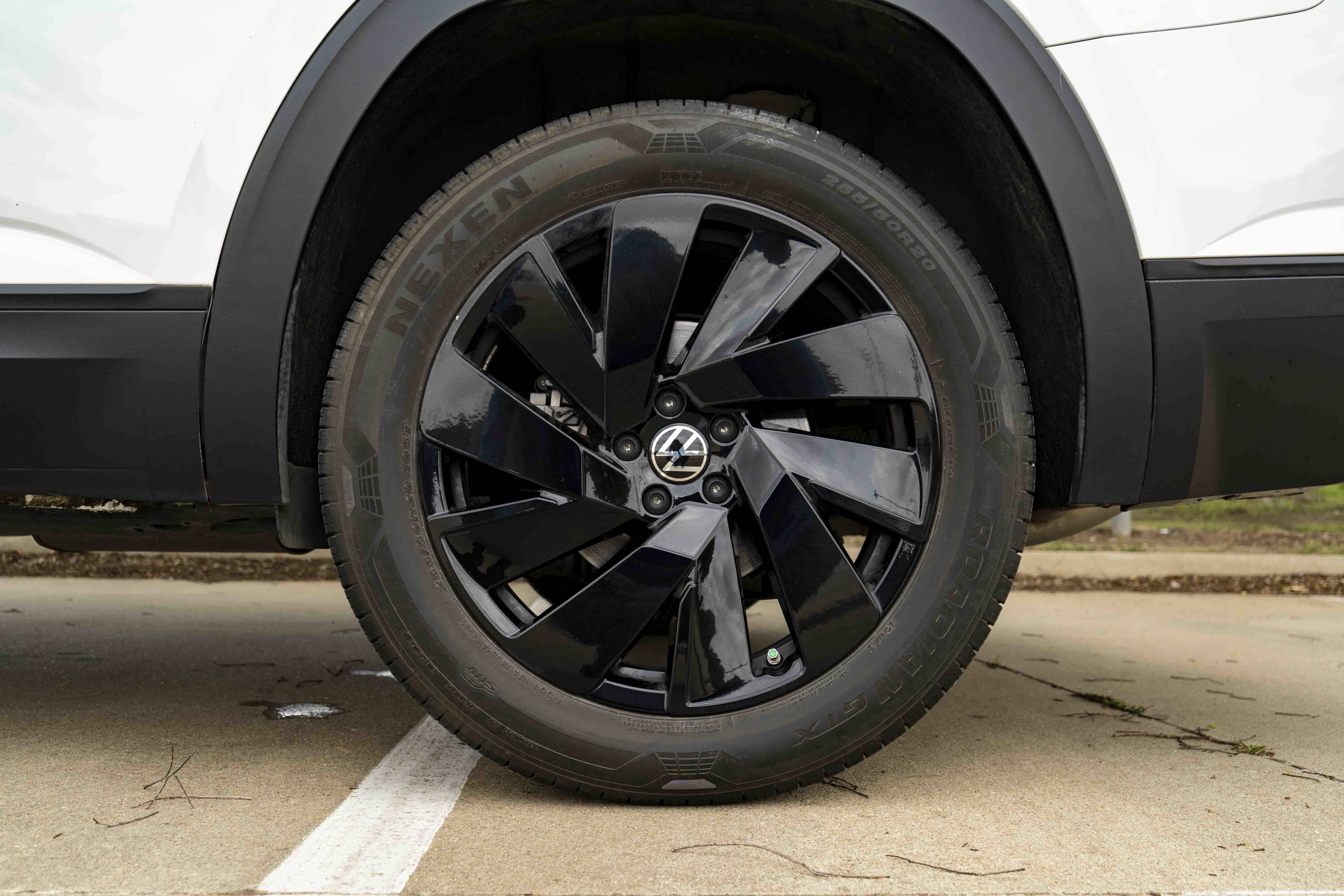 Used 2024 Volkswagen Atlas SE w/ Black Wheel Package FWD image 15