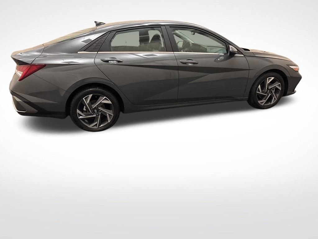 Used 2025 Hyundai Elantra Limited image 4