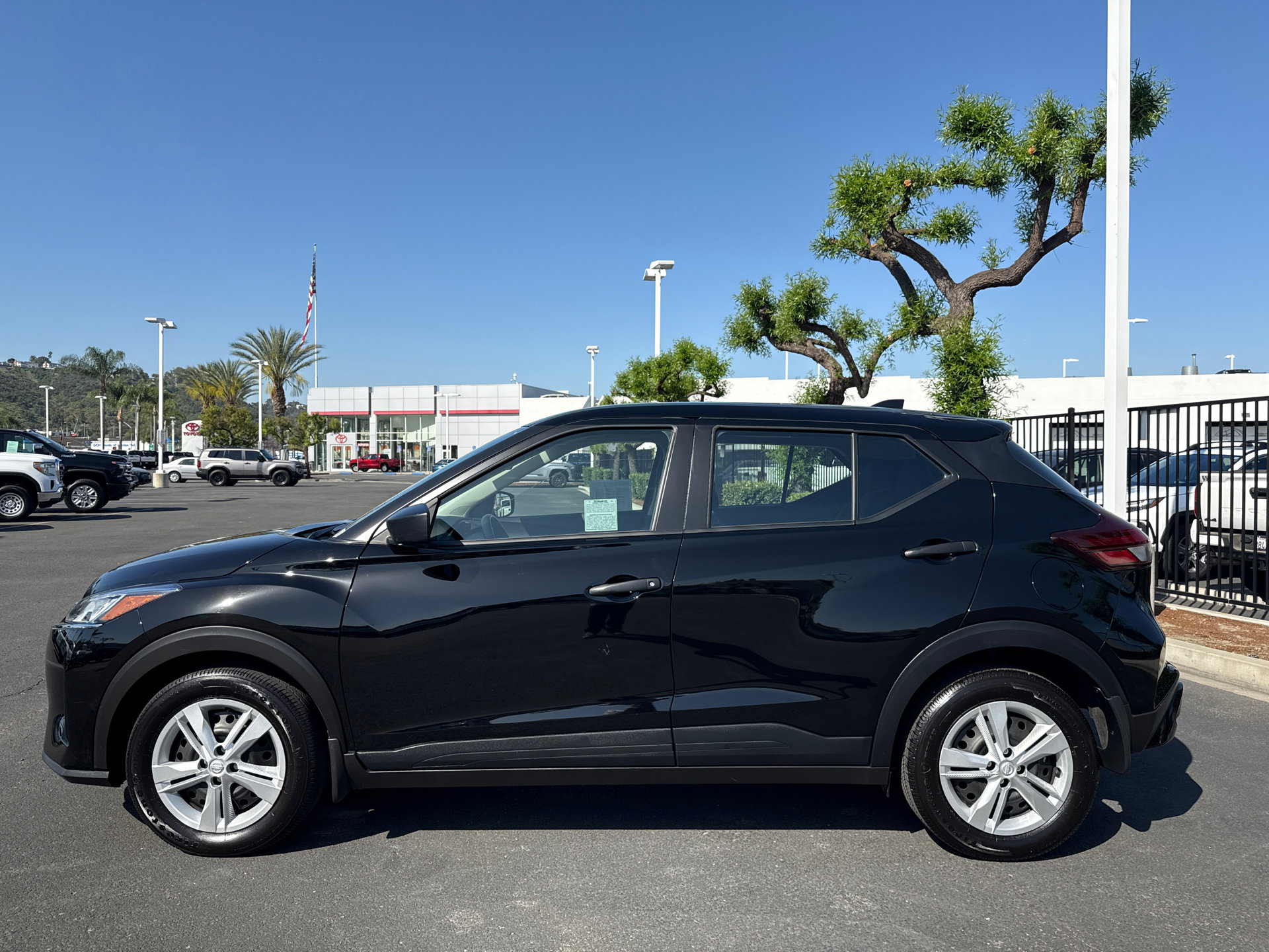 Used 2025 Nissan Kicks Play S FWD image 4