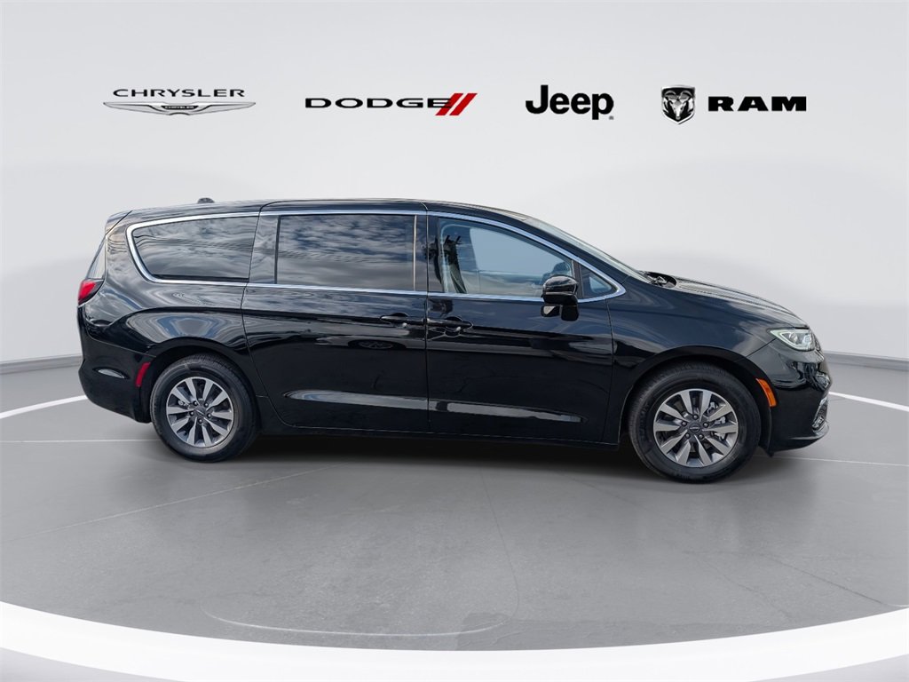 Used 2024 Chrysler Pacifica Select image 2
