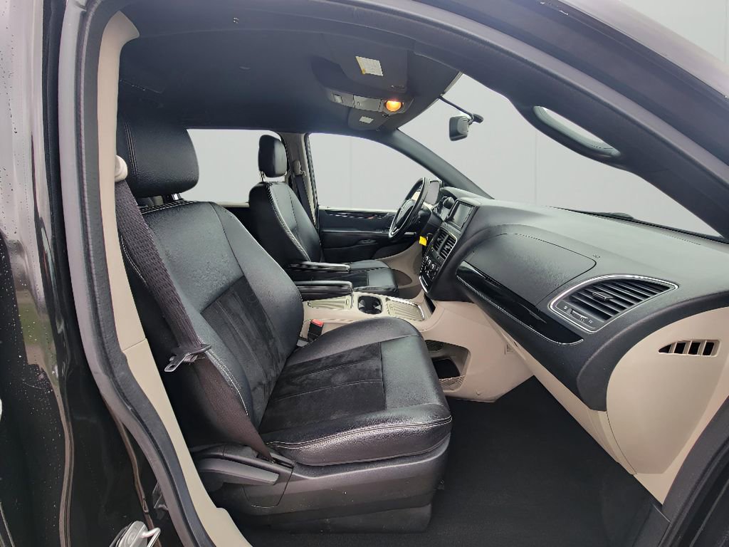 Used 2018 Dodge Grand Caravan SXT image 34