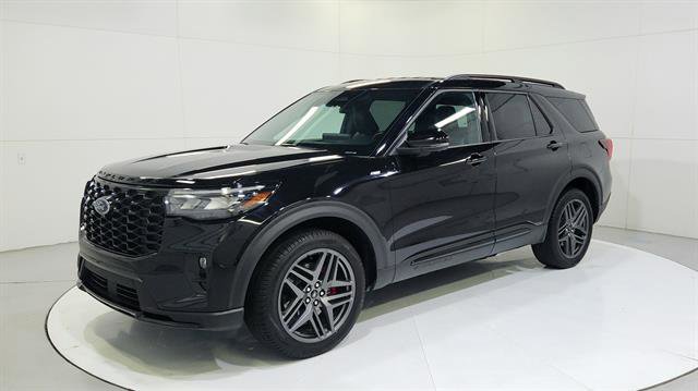 Used 2025 Ford Explorer ST-Line w/ ST-Line Street Pack image 3