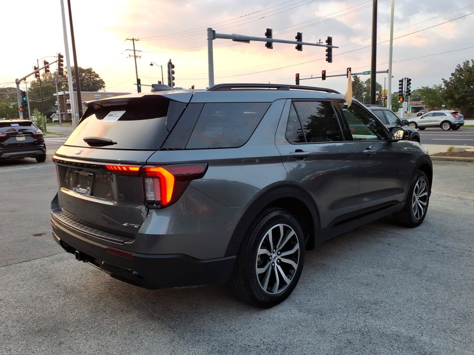 Certified 2025 Ford Explorer ST-Line AWD/4WD image 3