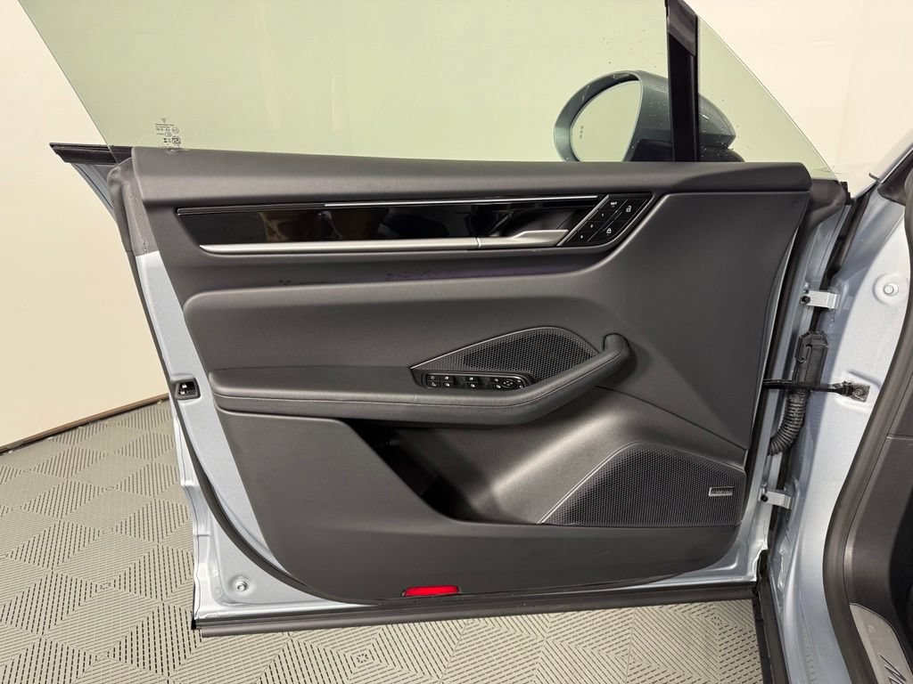 Certified 2025 Porsche Macan 4S Electric AWD/4WD image 19