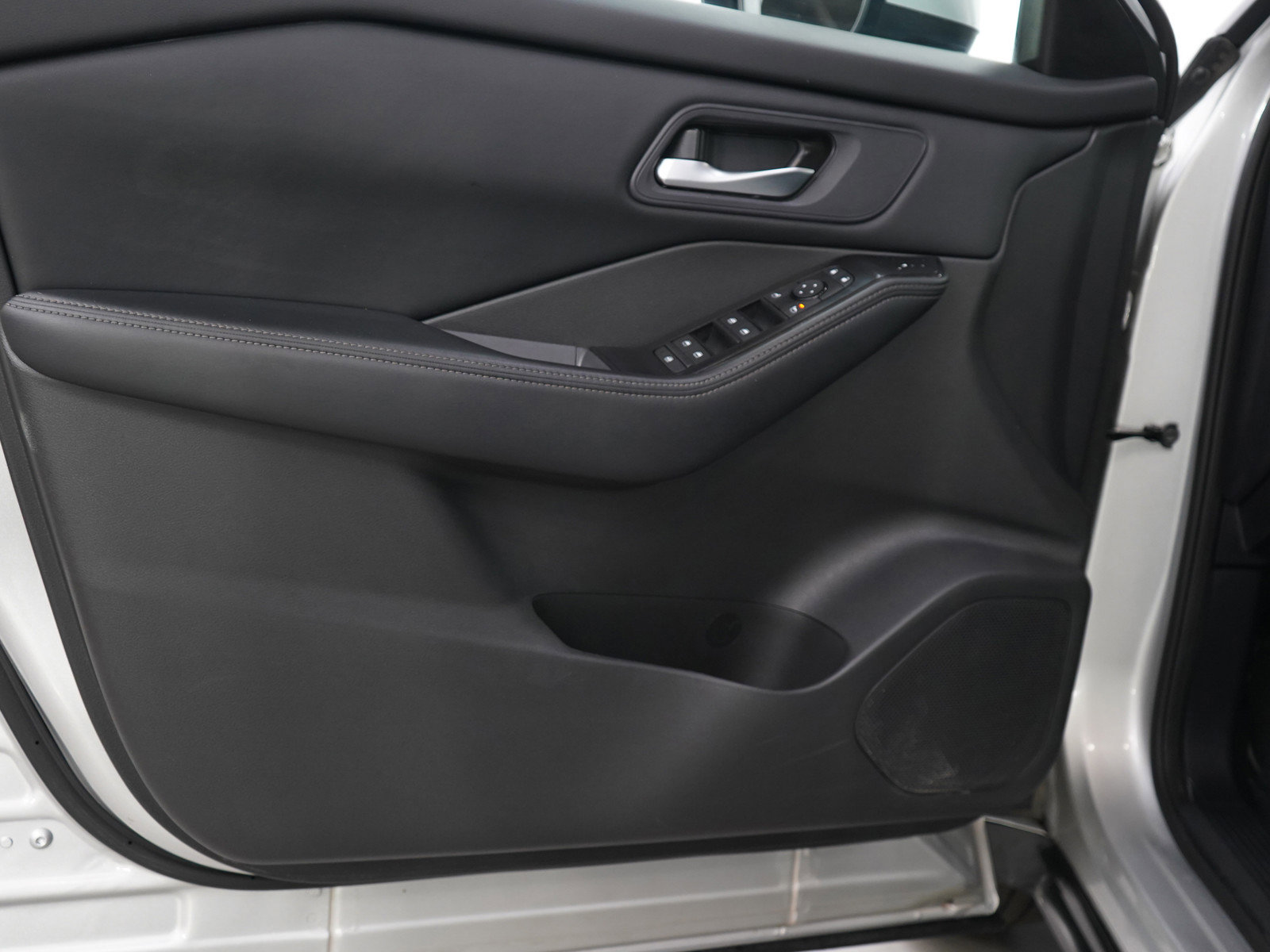 Used 2024 Nissan Rogue SV image 17