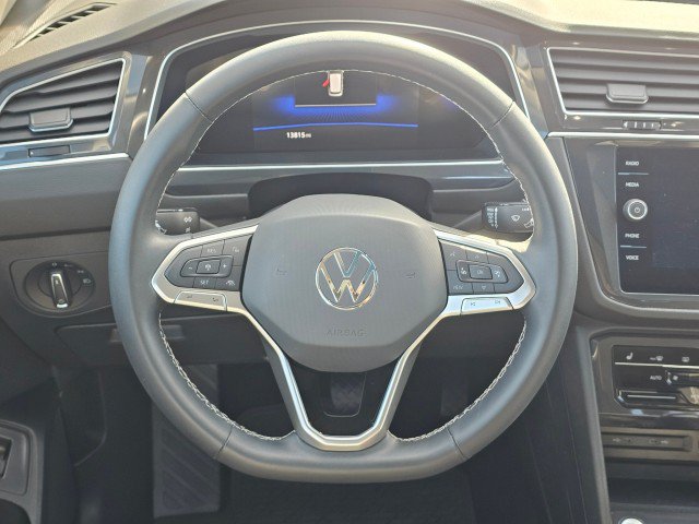 Used 2024 Volkswagen Tiguan SE w/ Panoramic Sunroof Package AWD/4WD image 23