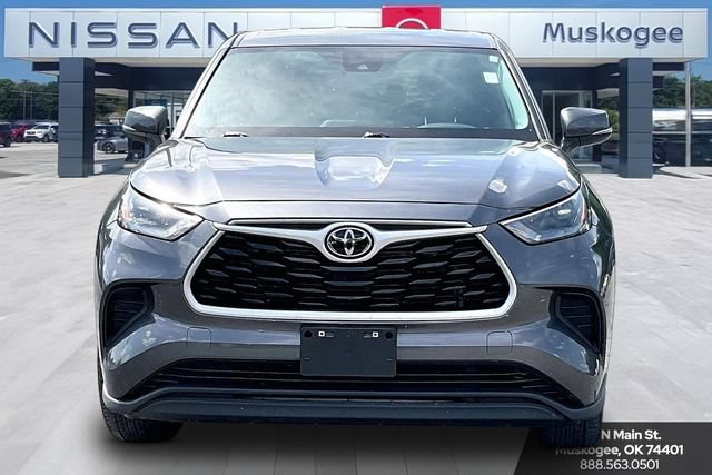 Used 2023 Toyota Highlander L FWD image 2
