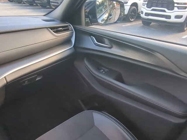 Certified 2025 Jeep Grand Cherokee Altitude AWD/4WD image 19