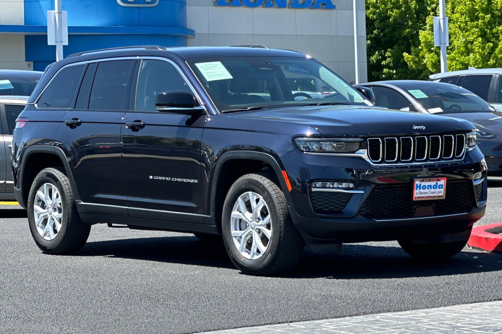 Used 2023 Jeep Grand Cherokee Limited w/ Trailer Tow Prep Group (B) AWD/4WD image 6