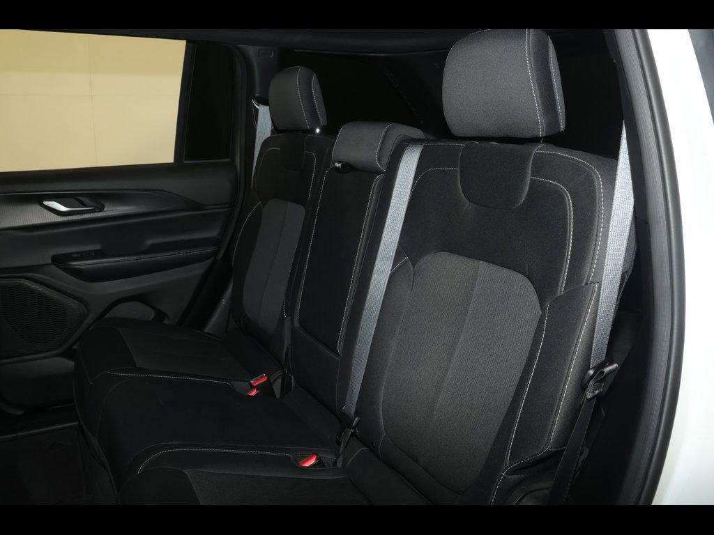 Used 2024 Jeep Grand Cherokee Laredo image 27