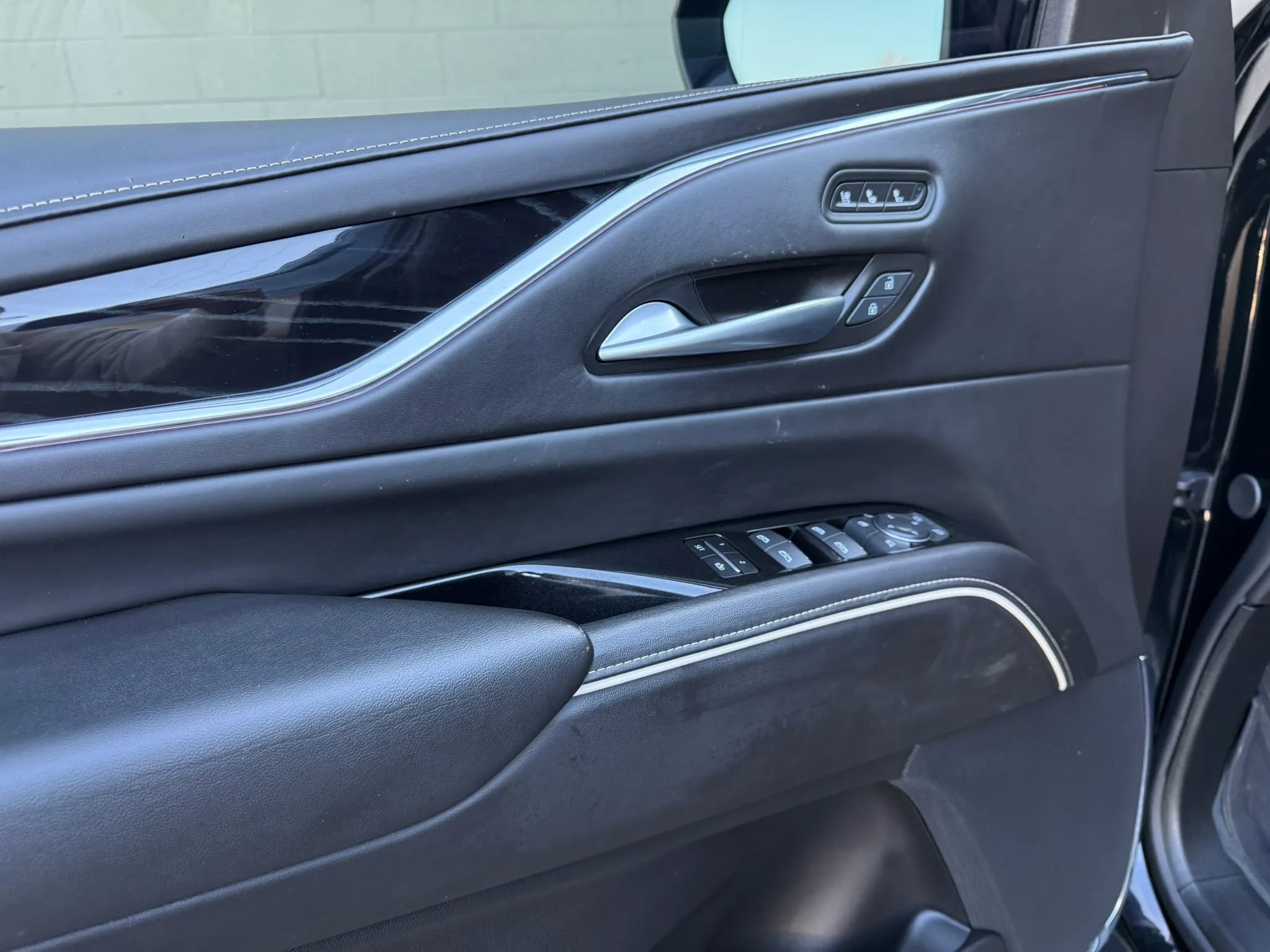 Used 2024 Cadillac Escalade ESV V image 34