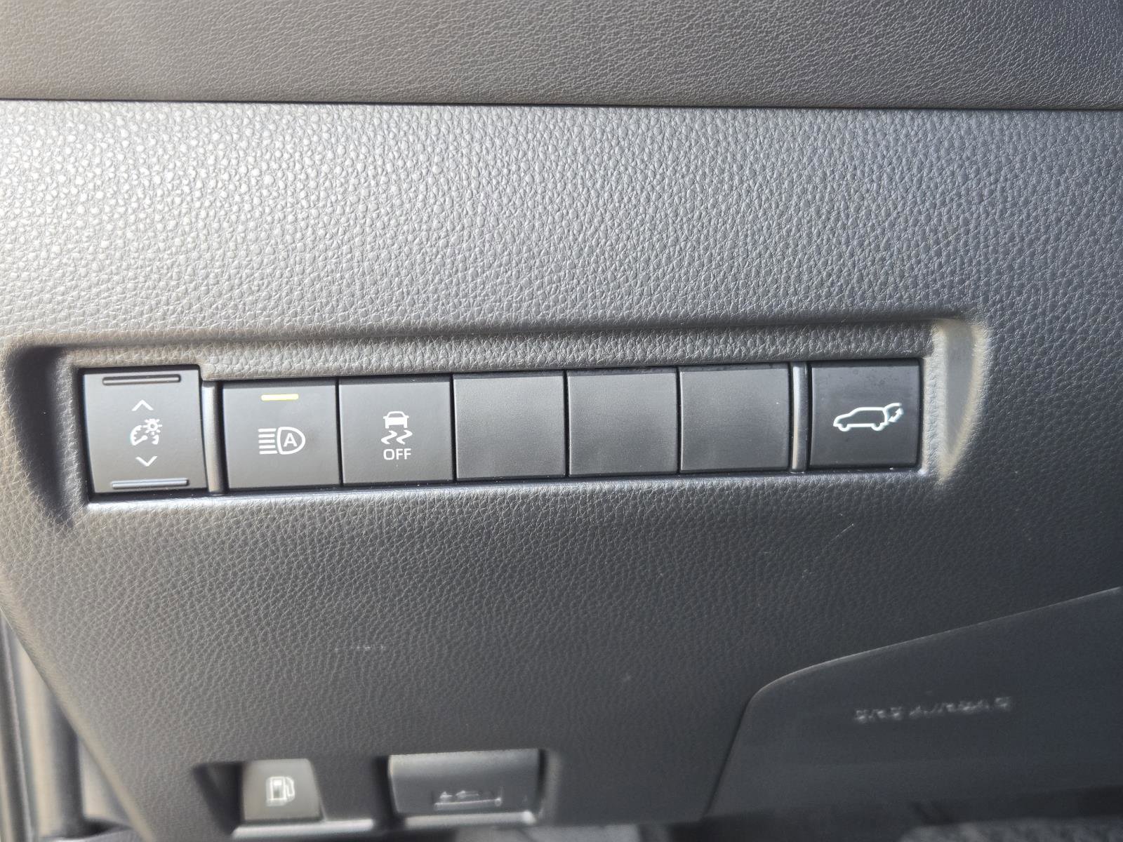 Used 2024 Toyota Venza XLE image 18