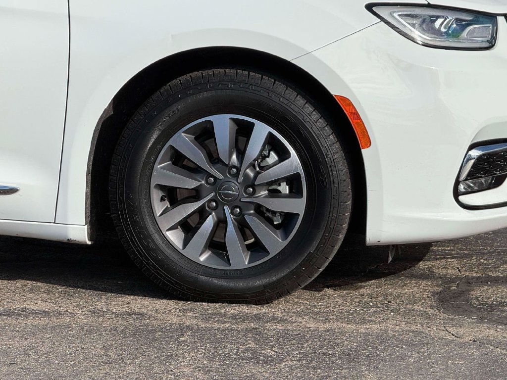Used 2023 Chrysler Pacifica Limited FWD image 9