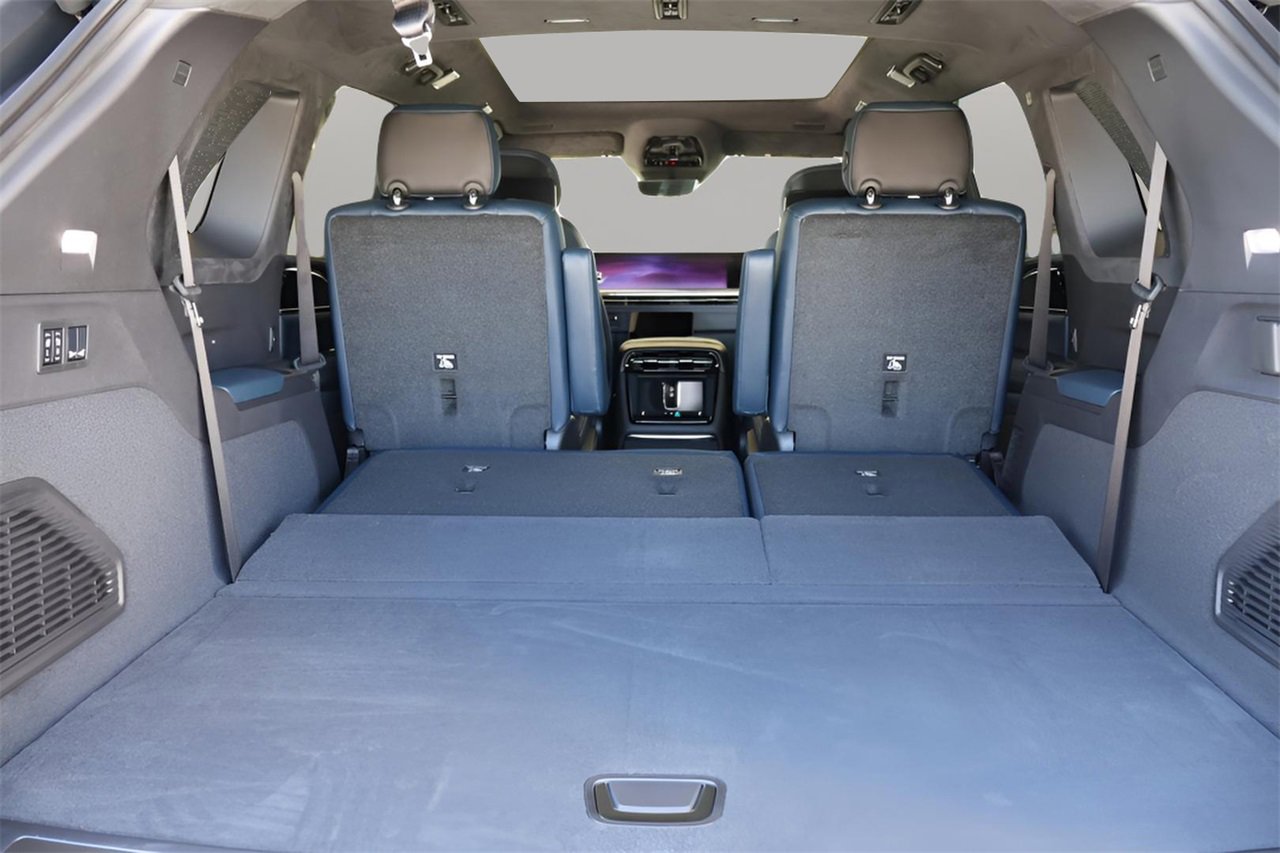 New 2025 Cadillac Escalade IQ Luxury 2 w/ LPO, Radiant Package image 30