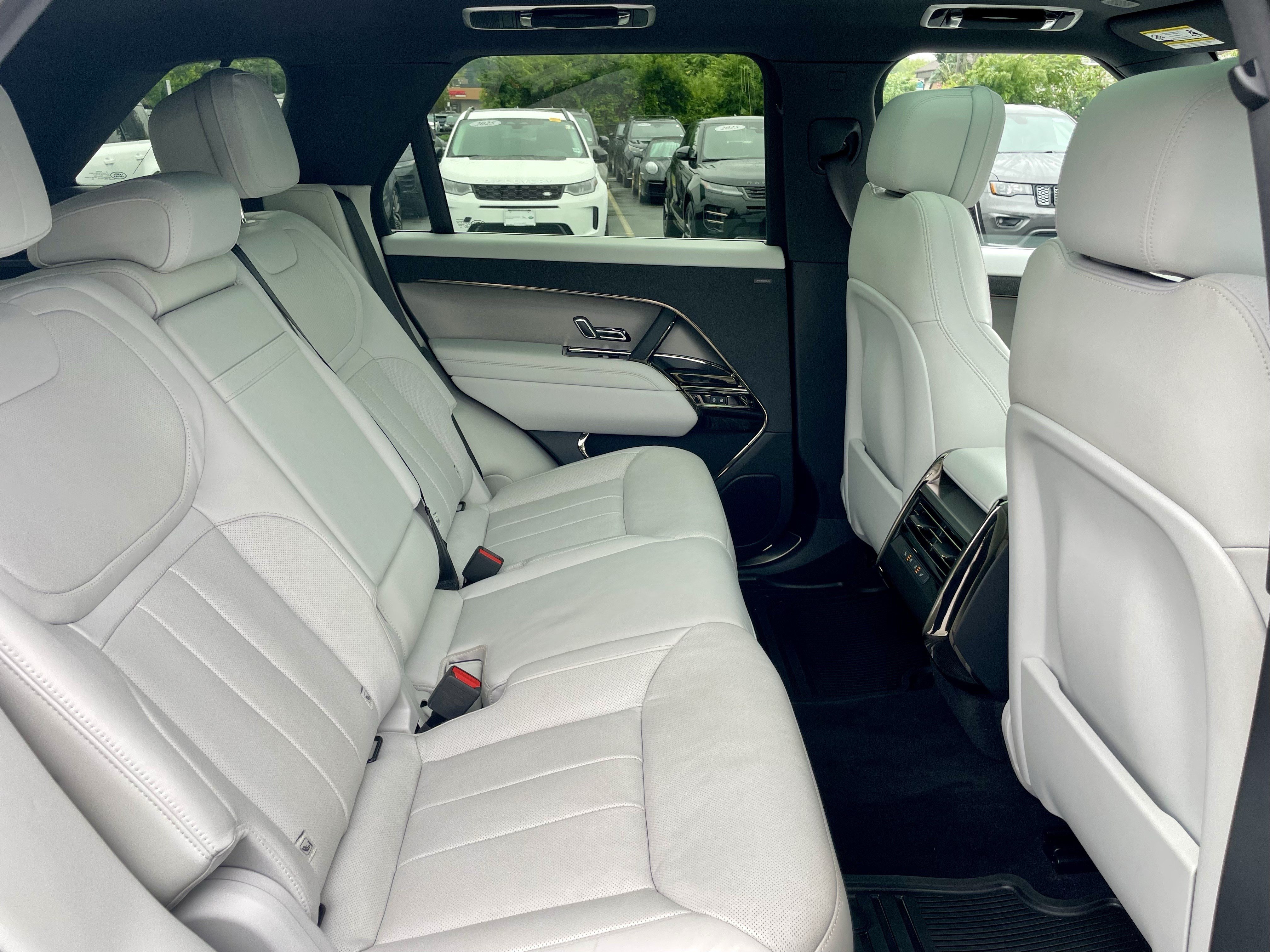 Used 2025 Land Rover Range Rover Sport SE AWD/4WD image 31