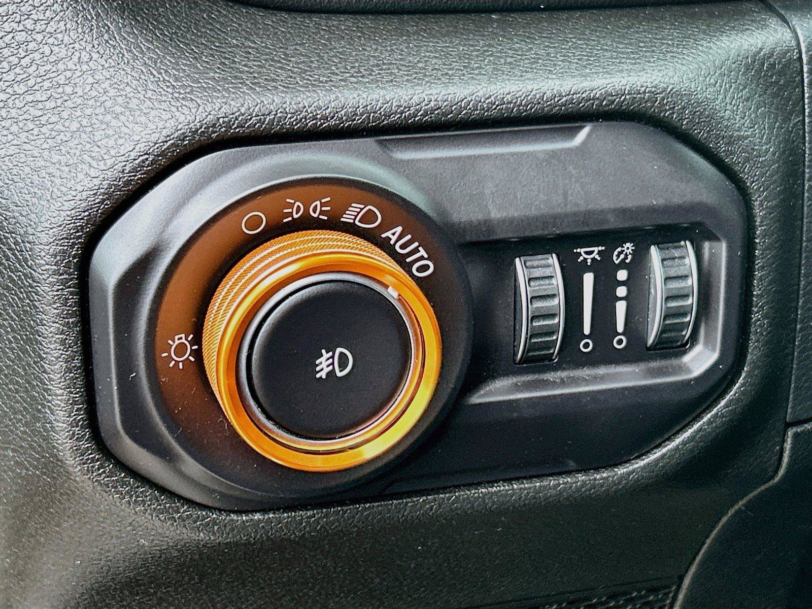 Used 2018 Jeep Wrangler Unlimited Sahara AWD/4WD image 34