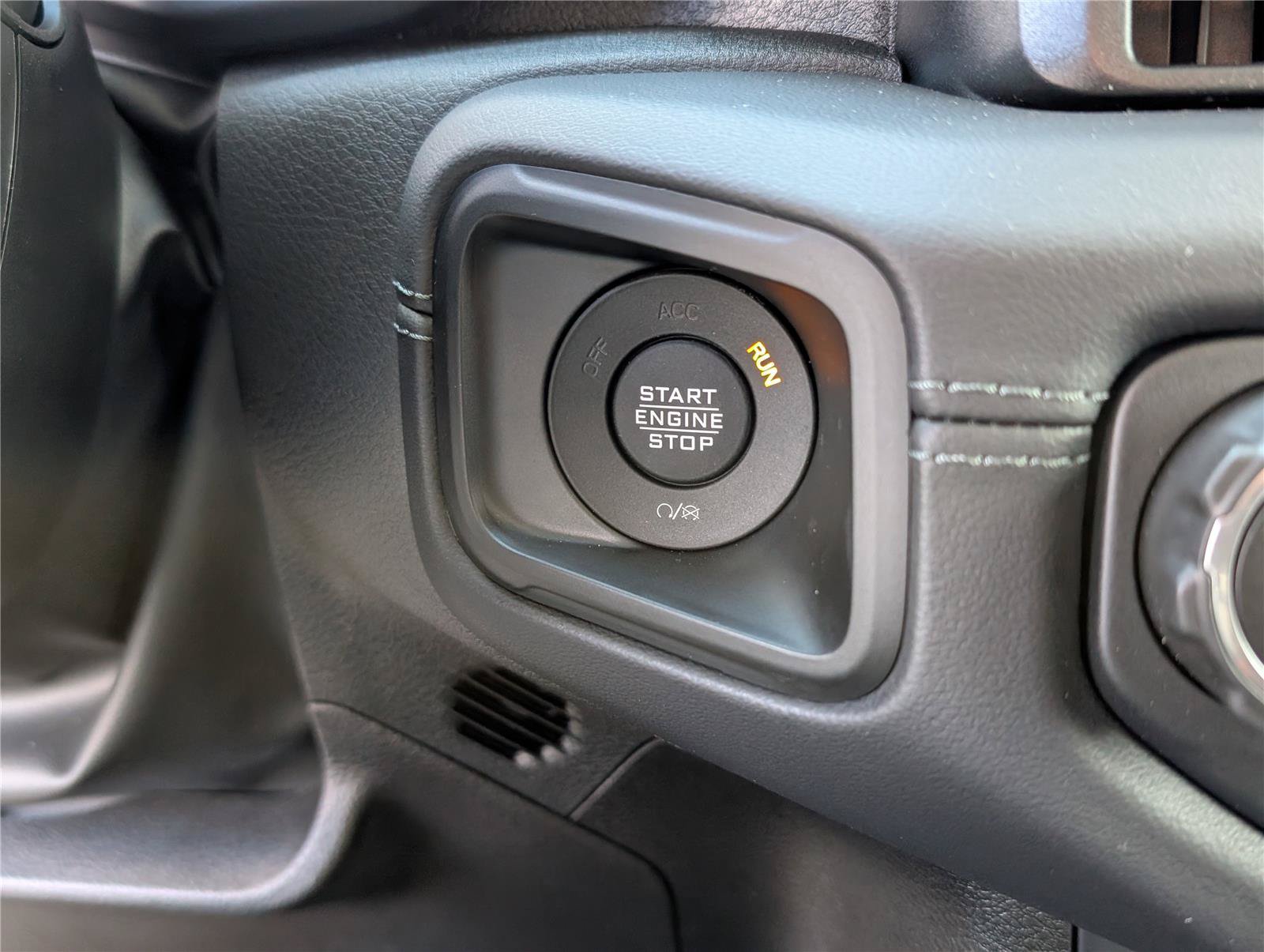 New 2025 Jeep Wrangler Unlimited Sahara w/ Safety Group AWD/4WD image 19