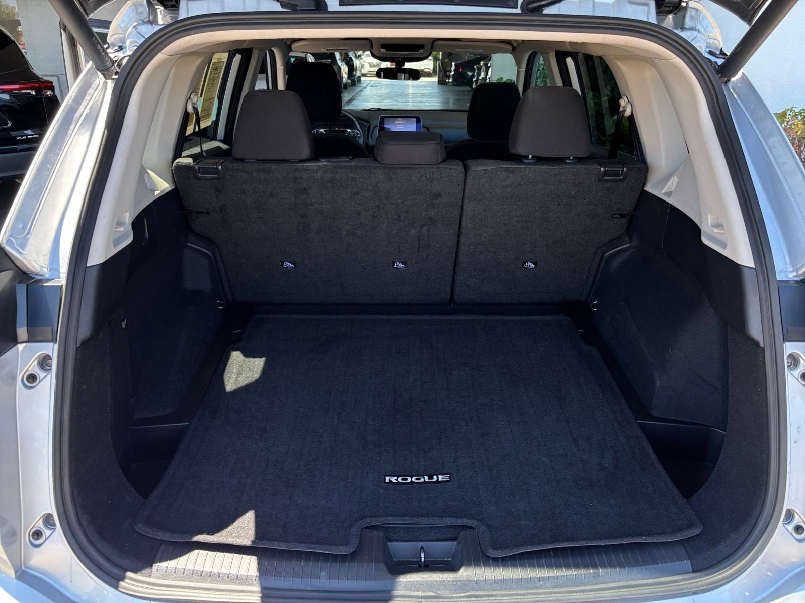 Used 2025 Nissan Rogue SV FWD image 33