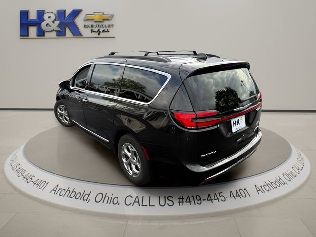 Used 2023 Chrysler Pacifica Limited FWD image 7