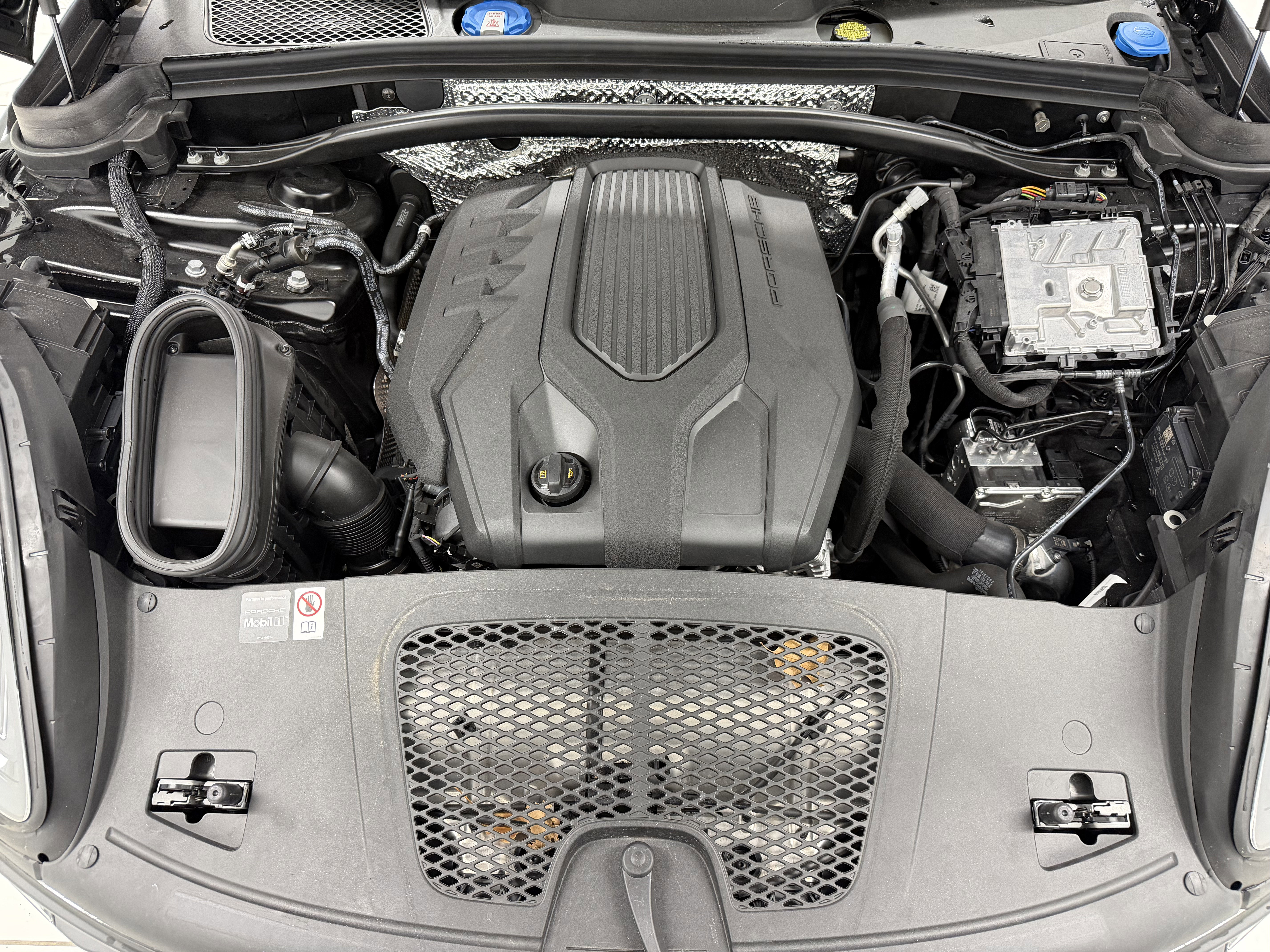 Certified 2025 Porsche Macan image 58