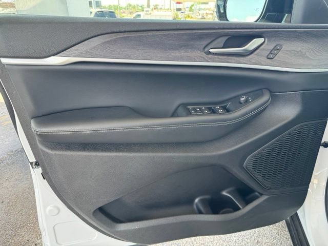 Used 2023 Jeep Grand Cherokee Limited w/ Luxury Tech Group II AWD/4WD image 17