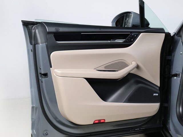 Certified 2025 Porsche Macan 4 Electric image 29