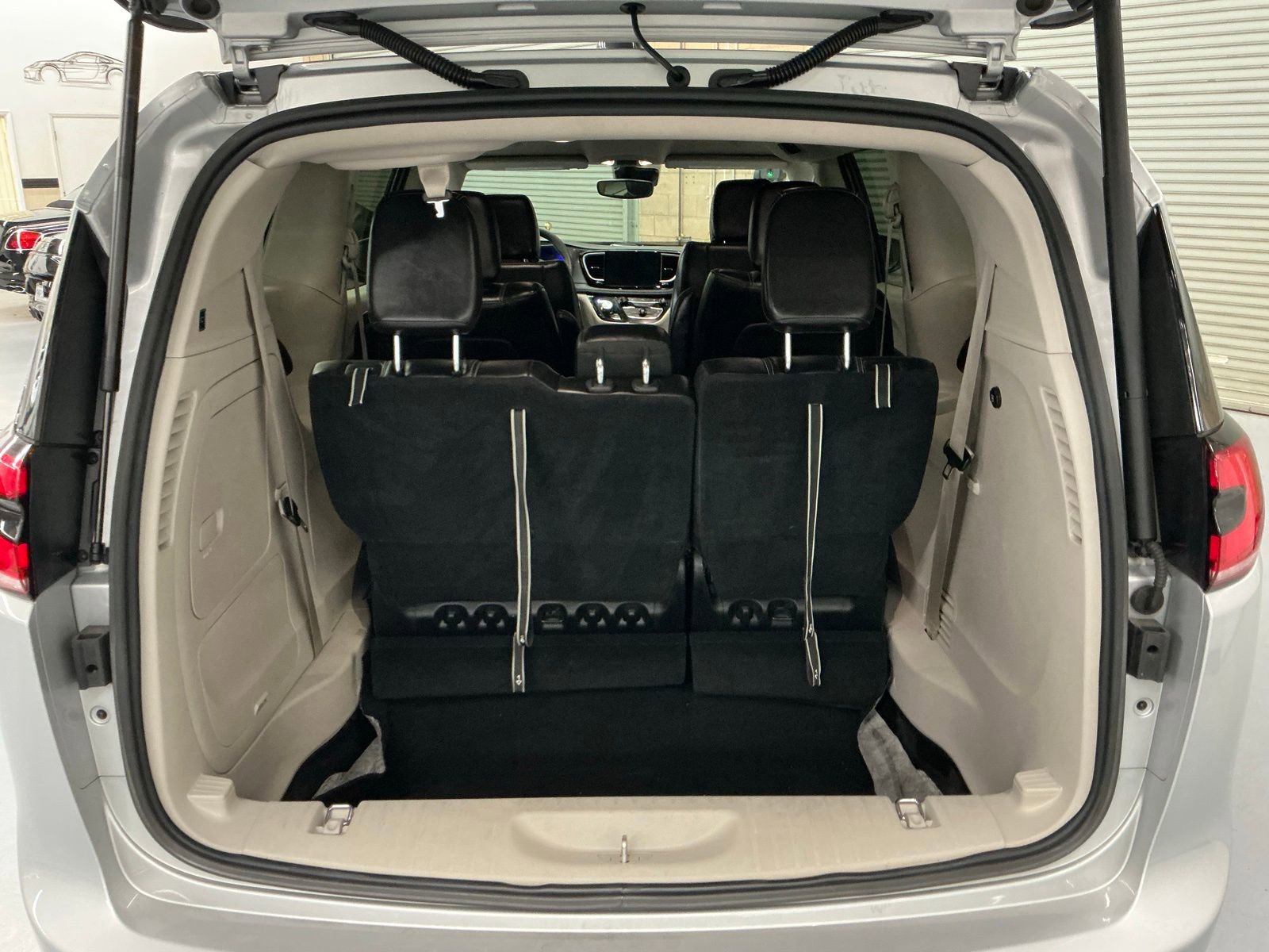 Used 2023 Chrysler Pacifica Touring-L image 19