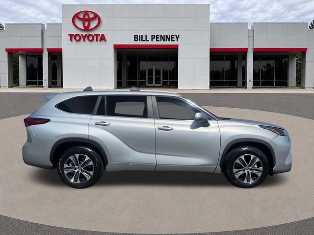 Used 2023 Toyota Highlander XLE FWD image 7