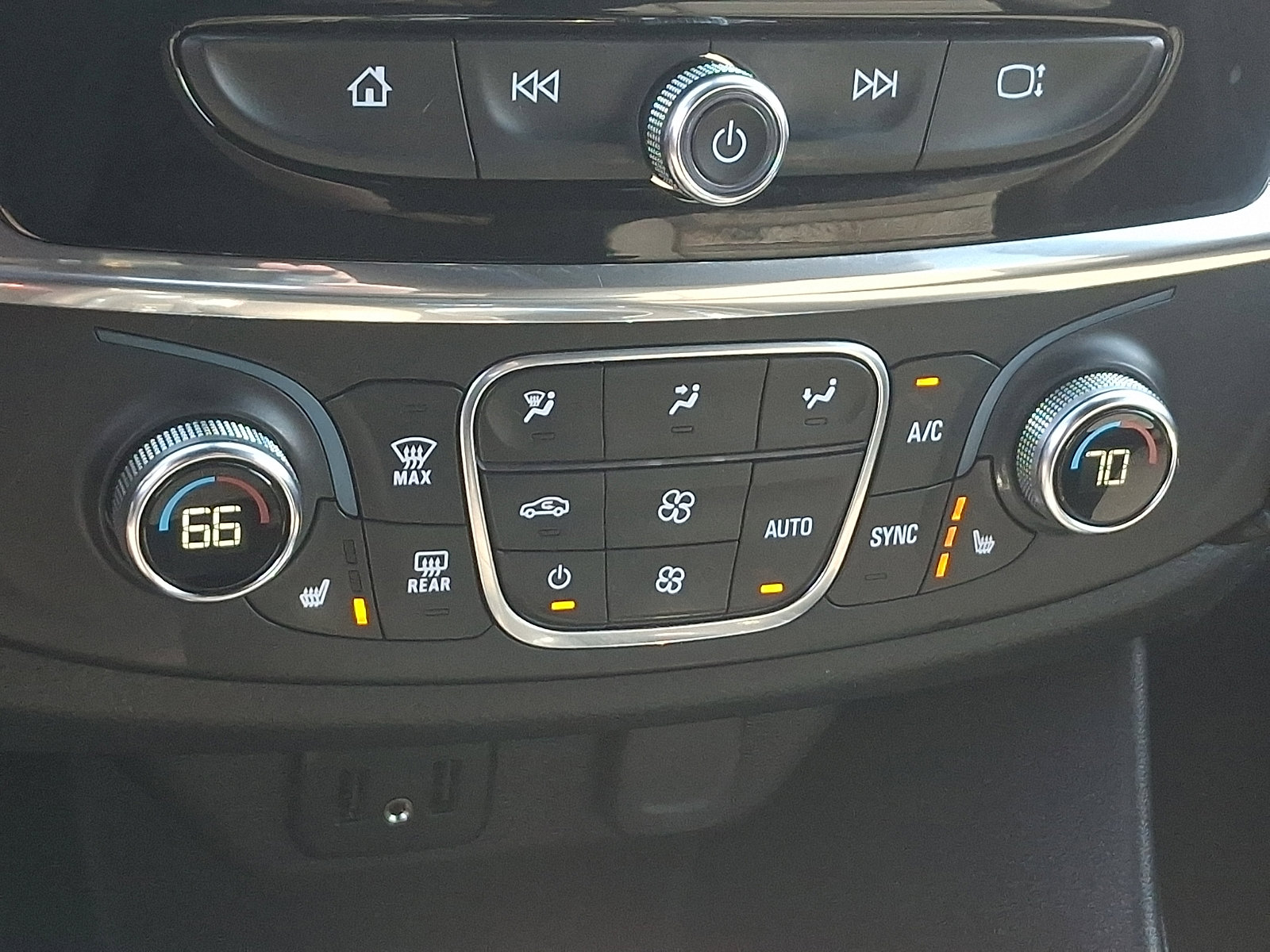 Used 2023 Chevrolet Traverse LT w/ Rear Camera Mirror Package image 17