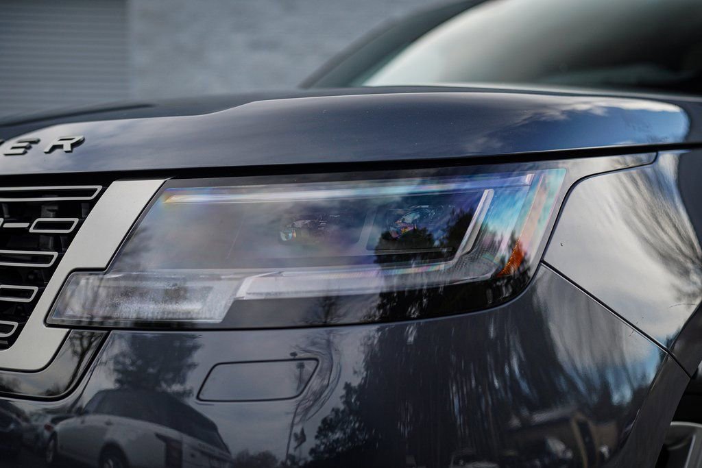 Used 2025 Land Rover Range Rover SE image 4