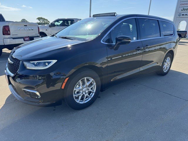 New 2026 Chrysler Pacifica Select image 3