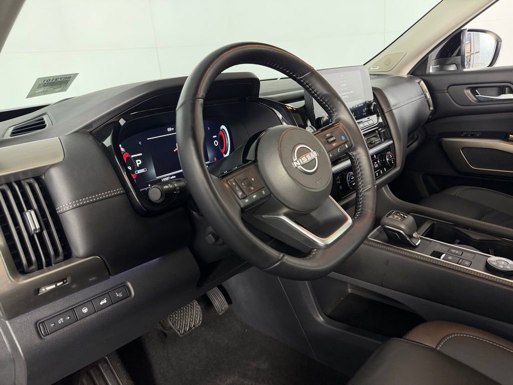 Used 2024 Nissan Pathfinder Platinum w/ Black Appearance Package image 23