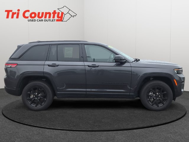 Used 2025 Jeep Grand Cherokee Altitude AWD/4WD image 8