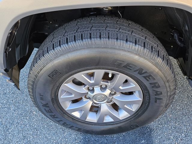 Used 2017 Toyota Tacoma SR5 w/ SR5 Appearance Package (SM) image 16