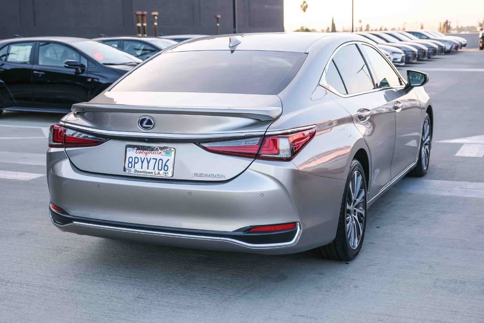 Used 2020 Lexus ES 300h w/ Premium Package FWD image 4