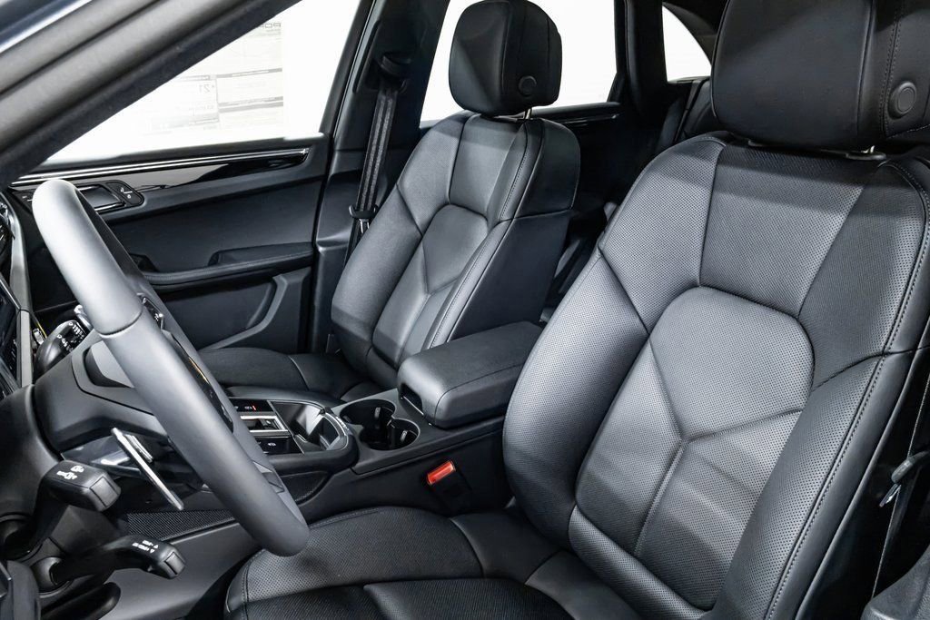 Certified 2025 Porsche Macan image 5
