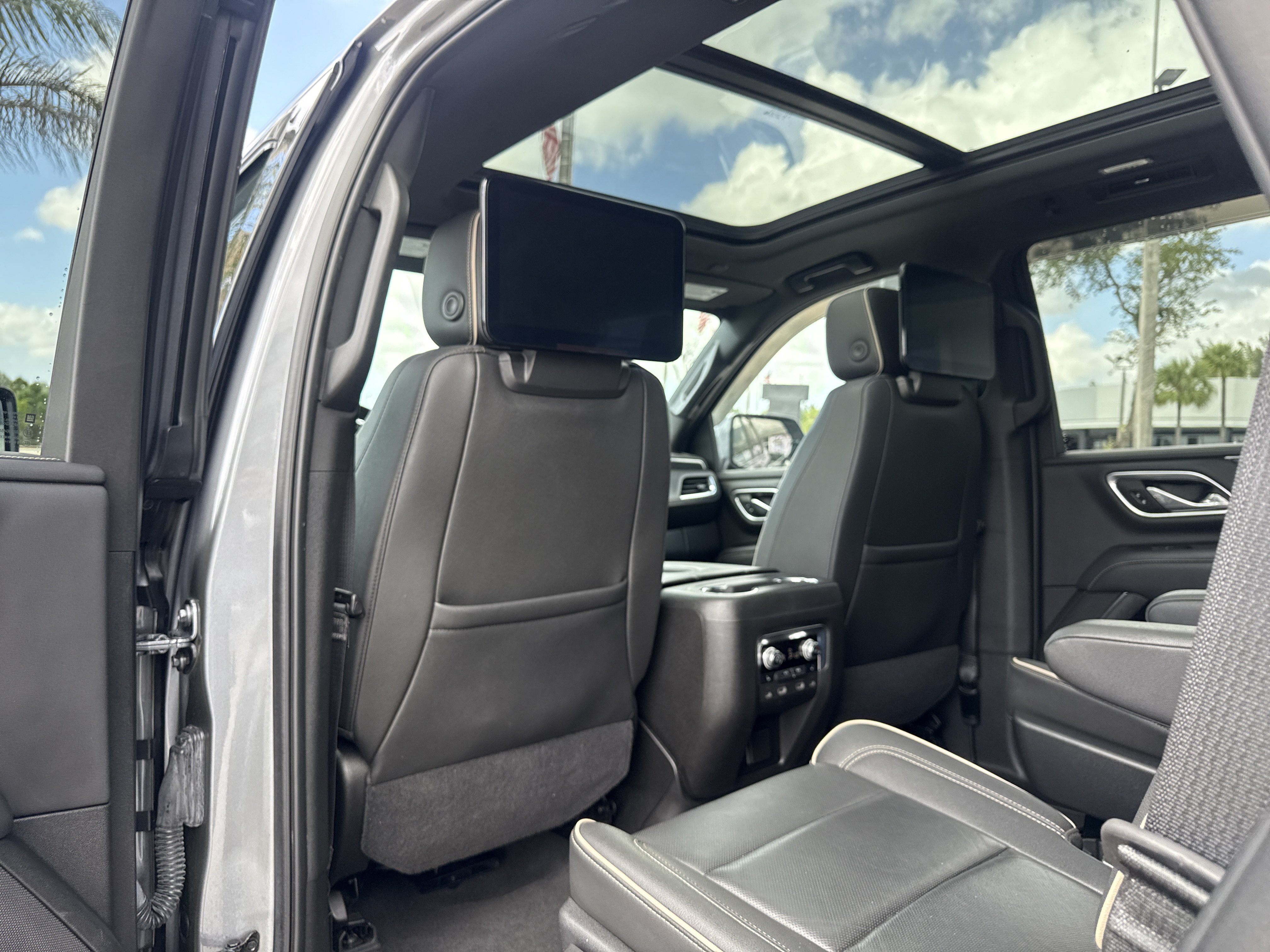 Used 2021 GMC Yukon SLT w/ SLT Premium Package RWD image 12