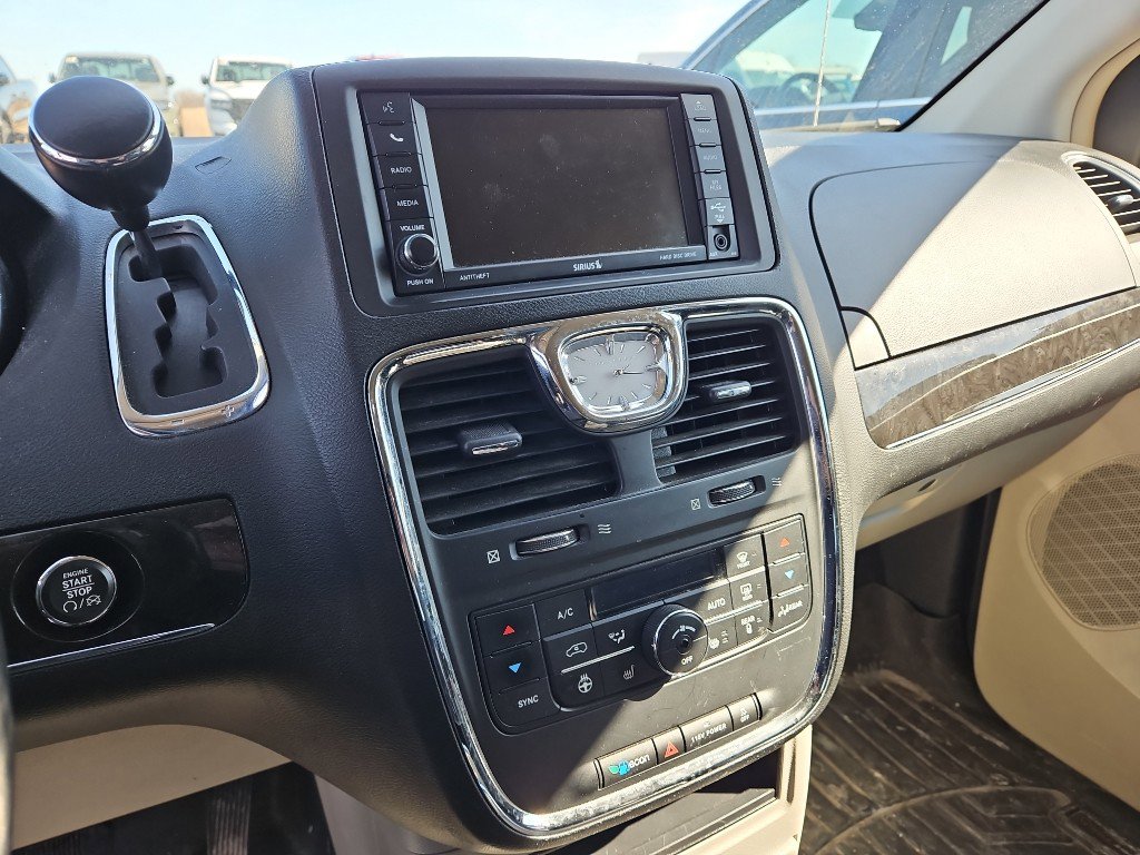 Used 2014 Chrysler Town & Country Touring-L w/ Driver Convenience Group image 12