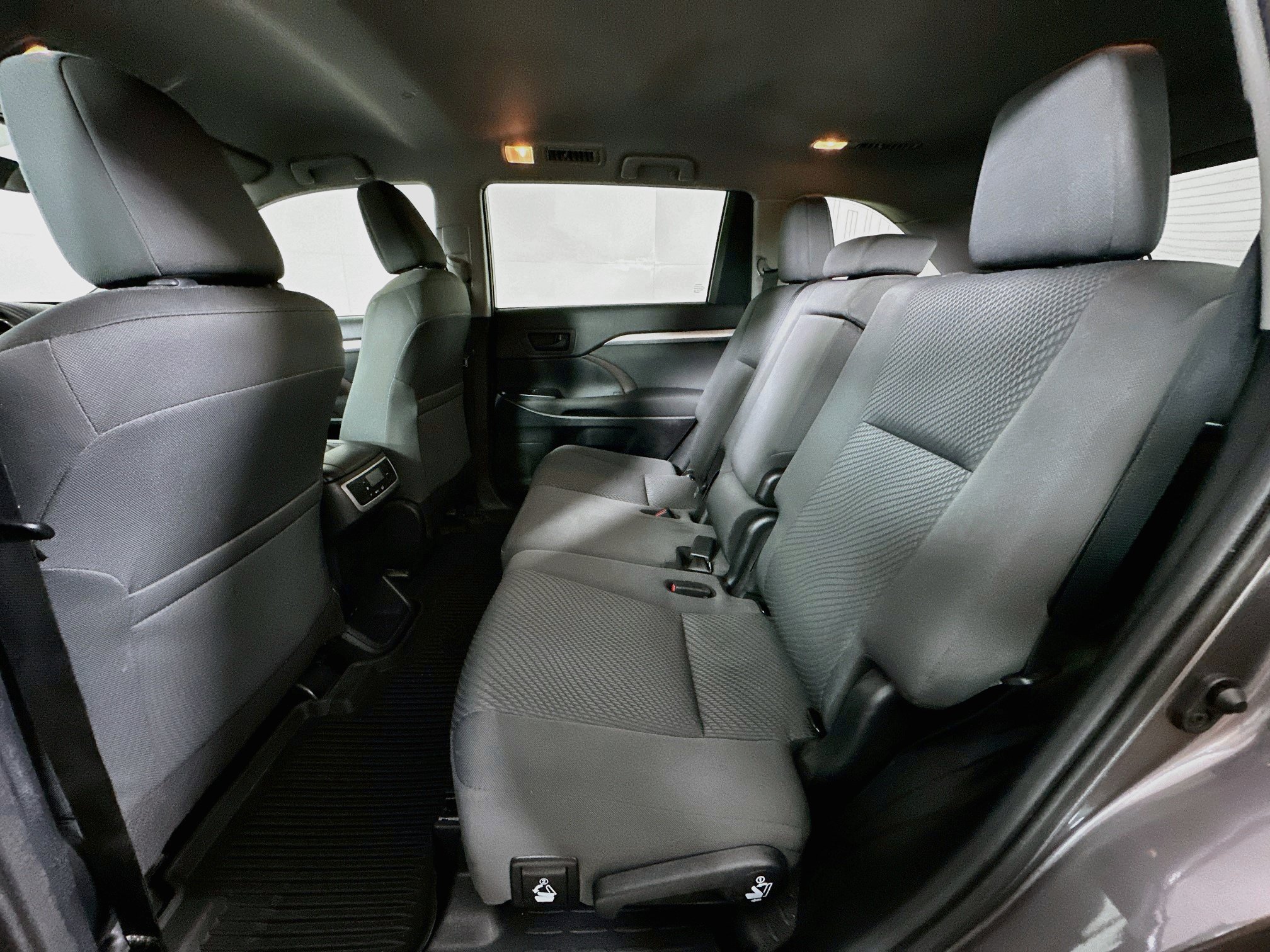 Used 2019 Toyota Highlander LE FWD image 27