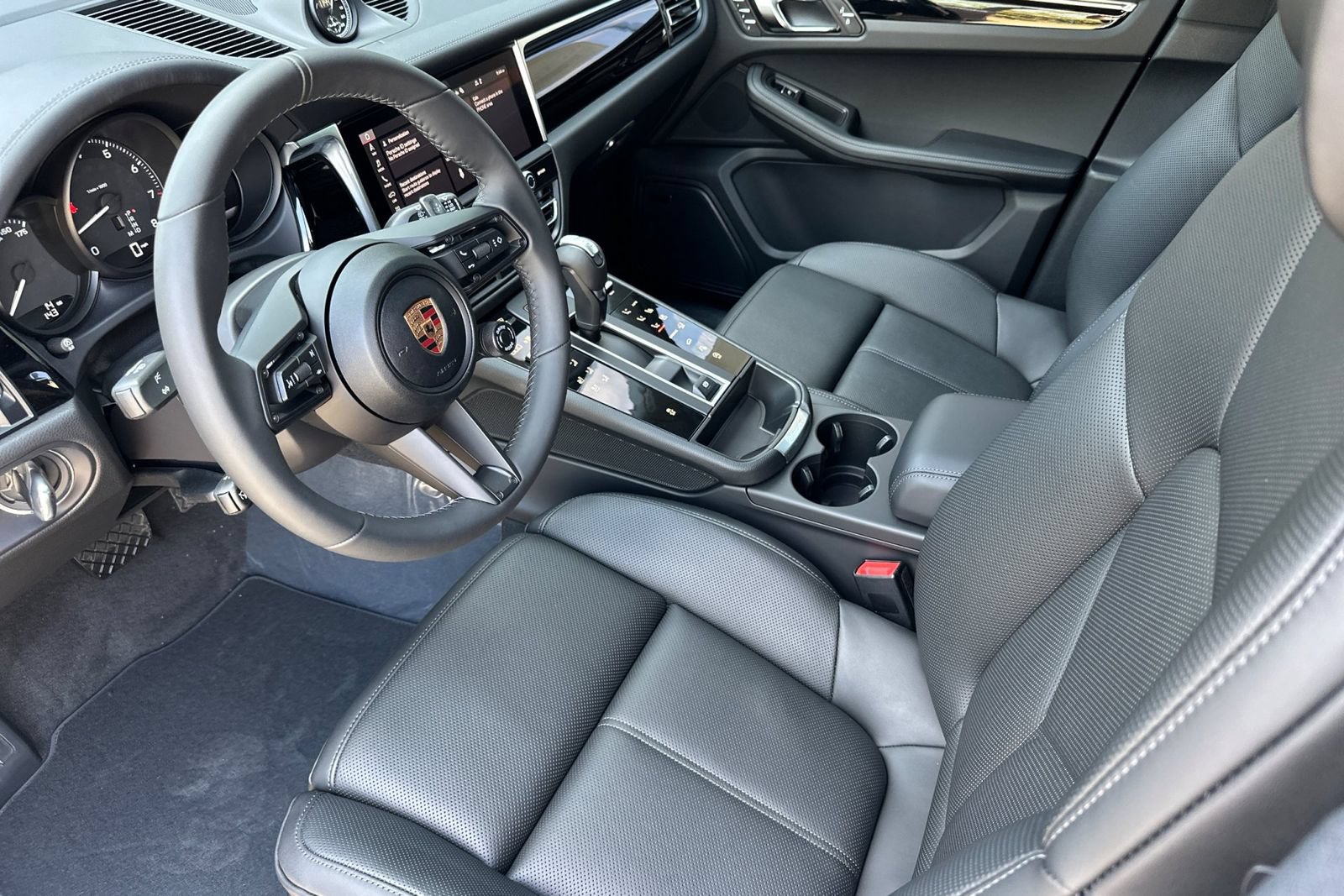 New 2026 Porsche Macan AWD/4WD image 4