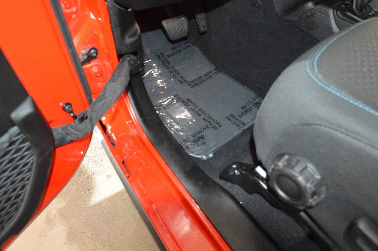 Used 2025 Jeep Wrangler Unlimited Rubicon 4xe w/ Safety Group AWD/4WD image 36