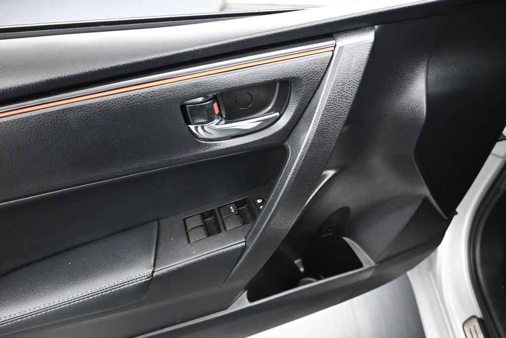 Used 2017 Toyota Corolla SE w/ Carpet Mat Package (TMS) FWD image 10