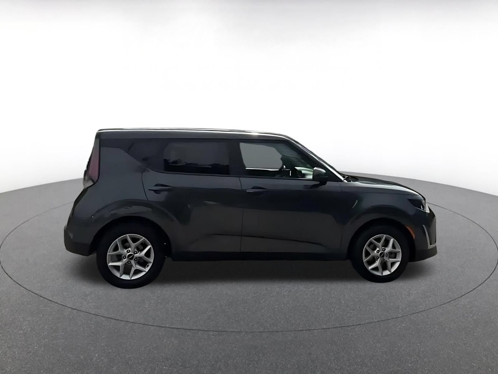 Used 2025 Kia Soul LX w/ LX Technology Package FWD image 2