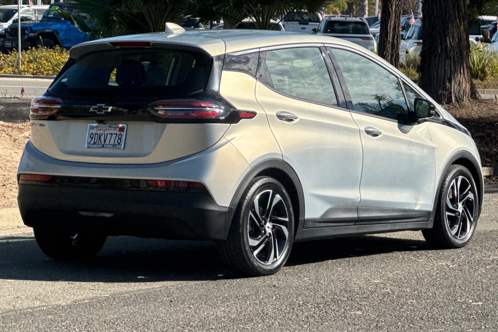 Used 2023 Chevrolet Bolt LT w/ Infotainment Package FWD image 3